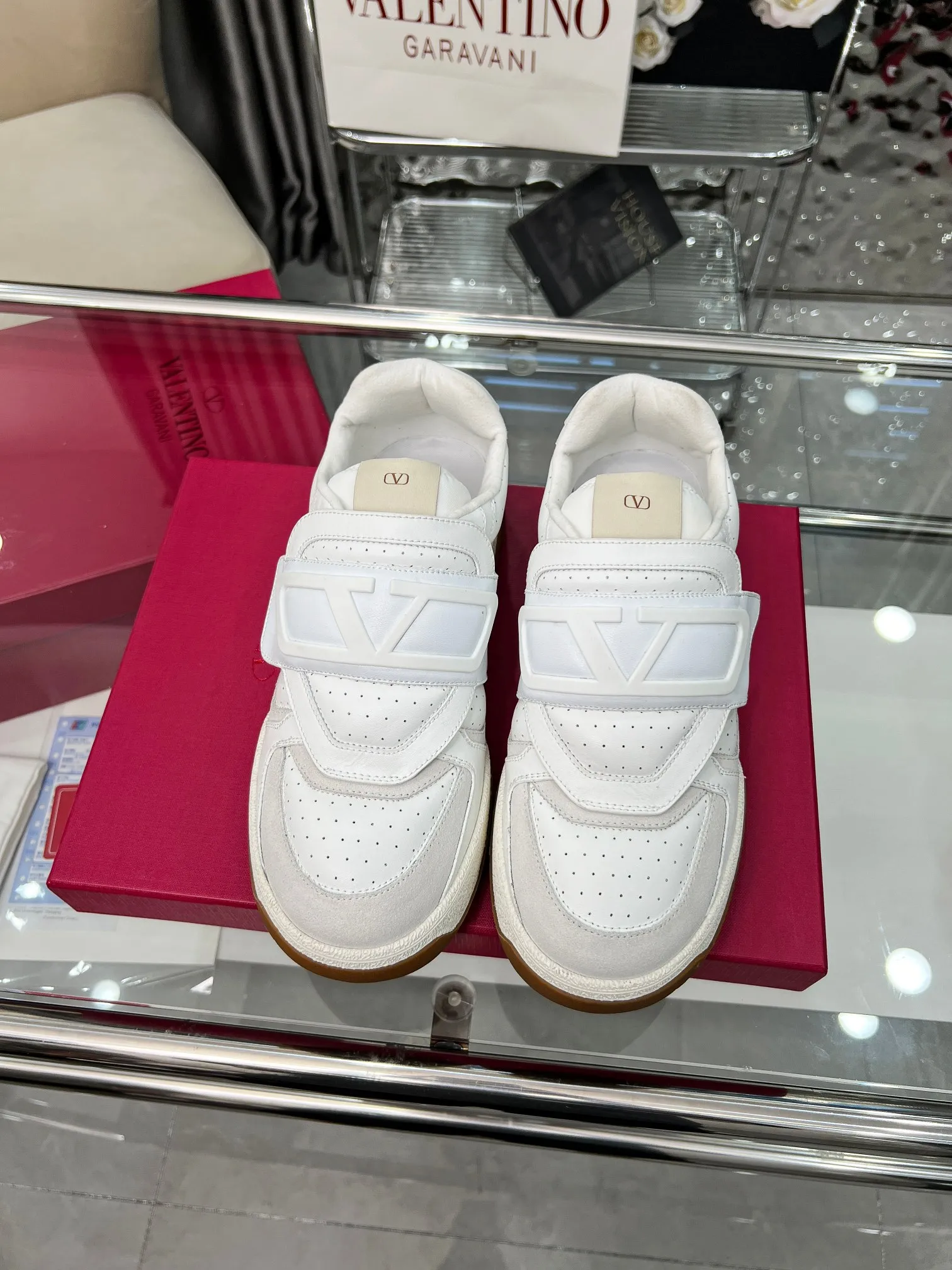 [Valentino] P: 680💰 Couple style, size: women 35-40▪️men 39-44 (customized at 45.46) Valentino 𝑶𝒏𝒆𝑺𝒕𝒖𝒅 Couple sports bread shoe series Valentino 2025 new couple sports shoes are on sale. The original ZP purchase and disassembly. Repeated pattern making and modification. 1:1 restoration! Top luxury masterpiece Velcro design Soft and comfortable imported calfskin brings excellent and elegant texture and excellent foot comfort Top purchasing version upper: imported calfskin surface/original oil edge craftsmanship Lining: water-dyed sheepskin lining Outsole: original development 𝐓𝐏𝐔 two-color combination outsole Packaging: original configuration complete package